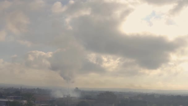Cheminée Four Industriel Céramique Dessinant Une Fumée Noire Vers Ciel — Video