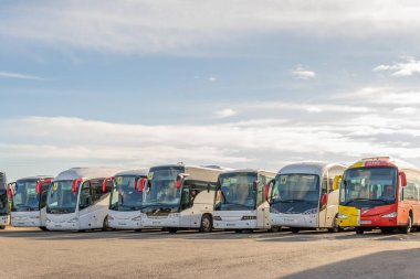 Campos, İspanya; 27 Aralık 2020: okul otobüsleri bir arazi üzerinde yan yana park edildi