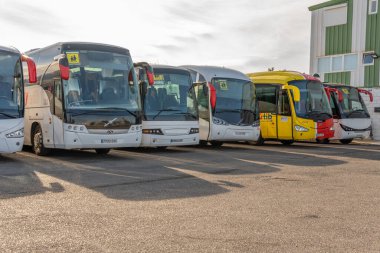 Campos, İspanya; 27 Aralık 2020: okul otobüsleri bir arazi üzerinde yan yana park edildi