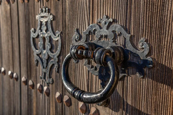 Detalhe Uma Maçaneta Porta Antiga Feita Ferro Com Fundo Fora — Fotografia de Stock