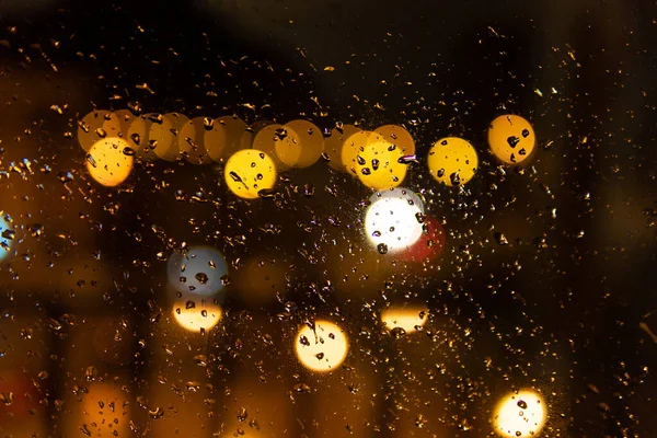 Glas Mit Wassertropfen Mit Unfokussiertem Urbanem Hintergrund Bei Nacht Abstraktes — Stockfoto
