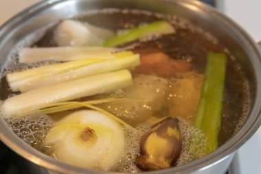 Kaynar suda sebzeli metal bir tencereye yakın çekim. Sebze çorbası hazırlıyorum.