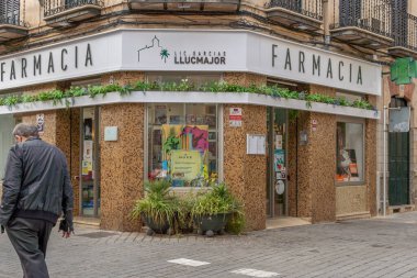 Llucmajor, İspanya; merhum 17 2020: bir eczanenin önünde yüz maskesi takmış bir kişi ile yürüyor. Yeni normal