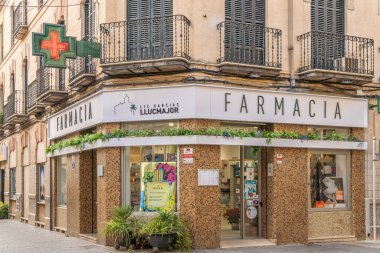 Llucmajor, İspanya; merhum 17 2020: İspanya 'nın Mallorca adasındaki Llucmajor kasabasındaki bir eczanenin önünde.