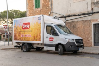 Campos, İspanya; 18 Ocak 2021: Mallorca adasının tipik beyaz kraker kamyonu. Salata kurabiyeleri.