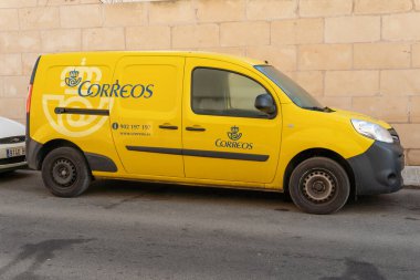 Campos, İspanya; 20 Ocak 2021: Sarı posta kamyonu halka açık bir caddeye park edilmiş. İspanya 'da kamu posta servisi