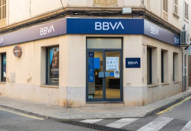 Campos, İspanya; 20 Ocak 2021: Majorcan 'ın Campos kasabasında güneşli bir sabahta BBVA banka binasının (Banco Bilbao Vizcaya) ön cephesi