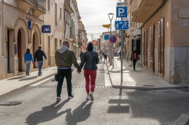 Campos, İspanya; 23 Ocak 2021: Campos kasabasındaki haftalık sokak pazarının genel görünümü. Covid-19 'un hijyenik önlemleri, güvenlik mesafesi ve nüfusun yüz maskeleri. Yeni normal kavram