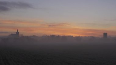 Kışın sisli Majorcan 'ın Porreres kasabasında gün doğumunun genel görüntüsü