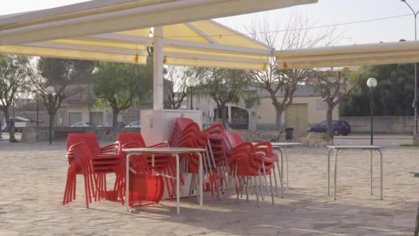 红色塑料椅子堆放在被科罗纳威斯危机关闭的自助餐厅外 Covid 19修复的限制 — 图库视频影像