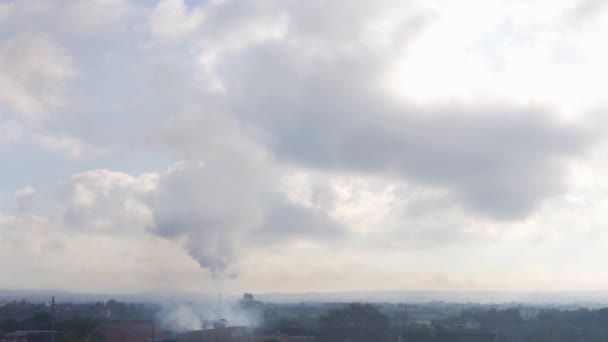 Schoorsteen Van Een Keramische Industriële Oven Die Met Bewolkte Tussenpozen — Stockvideo