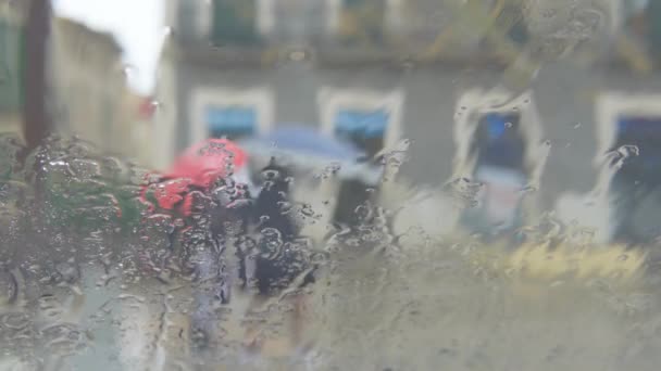 Gotas Lluvia Sobre Vidrio Con Fondo Urbano Lluvioso Fuera Foco — Vídeo de stock