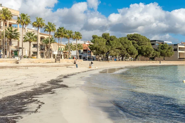 Colonia de Sant Jordi, İspanya; 13 Şubat 2021: Covid-19 salgınını kontrol altına alma amaçlı hükümet tedbirleri nedeniyle Colonia de Sant Jordi plajı ve sahil işletmeleri kapatıldı.