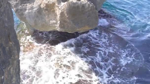 Zbliżenie Skalistego Wybrzeża Colonia Sant Jordi Słoneczny Kręty Dzień Morze — Wideo stockowe
