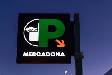 Campos, İspanya; 16 Şubat 2021: Geceleri bir İspanyol gıda zincirinin (Mercadona) süpermarketine girişi. Mercadona süpermarketinin otoparkına giriş işareti