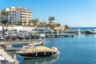 Palmanova, İspanya; 20 Şubat 2021: güneşli bir günde Mallorcan 'ın Palmanova tatil beldesinin genel manzarası