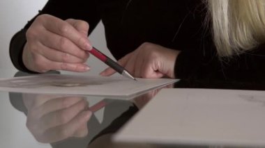El ele tutuşup siyah-beyaz bir resim çizelim. Stüdyosunda çalışan bir sanatçı.