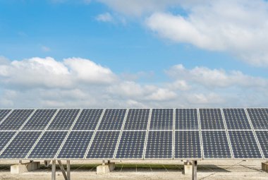 Güneşli bir gökyüzünün altındaki güneş panelleri. Ekolojik ve sürdürülebilir enerjinin kavramsal görüntüsü