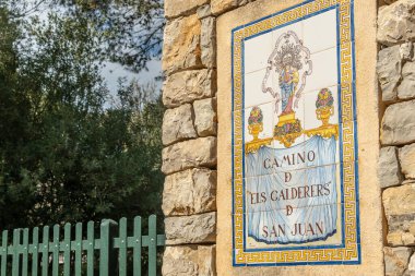 Sant Joan, İspanya; 27 Şubat 2021: Els Calderers mülkünün girişinde seramik plaket. Metinde İspanyolca 'da 