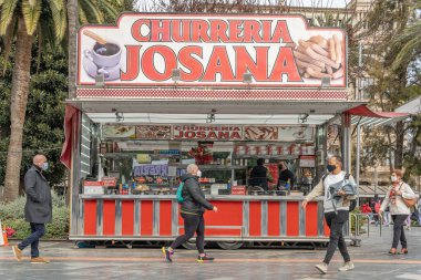 Palma de Mallorca, İspanya: Mart 04 2021: Palma de Mallorca 'da, Covid-19 sonrası Plaza de Espana. Churreria Josana sokak yemekhanesinde yüz maskesi takan yayalar var.