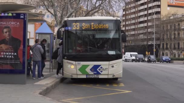 Palma Mallorca Spanien März 2021 Emt Bus Holt Fahrgäste Einer — Stockvideo