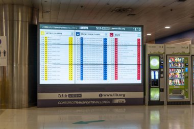 Palma de Mallorca, İspanya; 04 Mart 2021: Plaza de Espana Intermodal İstasyonu. Metro zaman çizelgeleriyle aydınlatma paneli