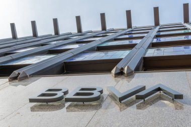 Palma de Mallorca, İspanya; Mart 04 2021: Palma de Mallorca 'nın tarihi merkezinde Bilbao Vizcaya Argentaria Bank' ın (BBVA) ana cephesi