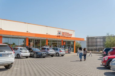 Campos, İspanya; 28 Mart 2021: Alman zinciri Muller 'in park edilmiş araçlarıyla ana cephe ve park alanı. İnsanlar yüz maskeleri takarak dükkana doğru yürüyorlar. Yeni normal