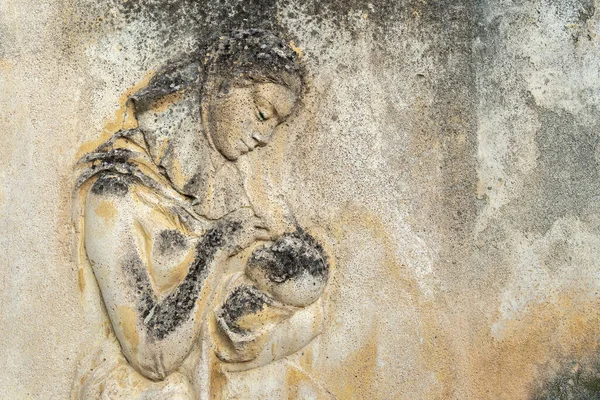 Крупный План Барельефной Скульптуры Общественной Дороге Тему Материнства Разрушенная Разрушенная — стоковое фото