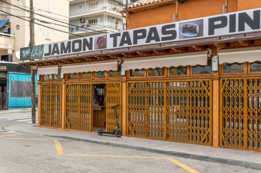 Playa de Palma, İspanya; 20 Nisan 2021: Mallorca adasındaki Playa de Palma İspanyol tapas barı, Coronavirus salgınının yol açtığı turistik kriz nedeniyle kapatıldı.