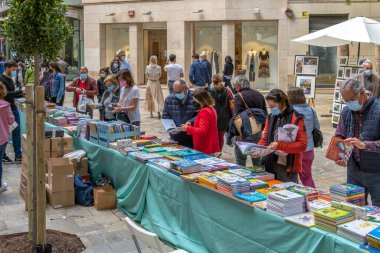 Palma de Mallorca; 23 Nisan 2021: Coronavirus salgını zamanında Palma de Mallorca 'nın tarihi merkezinde Sant Jordi Festivali veya Kitap Günü. Yüz maskesi ve sosyal mesafe. Yeni normal