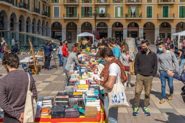 Palma de Mallorca; 23 Nisan 2021: Coronavirus salgını zamanında Palma de Mallorca 'nın tarihi merkezinde Sant Jordi Festivali veya Kitap Günü. Yüz maskesi ve sosyal mesafe. Yeni normal