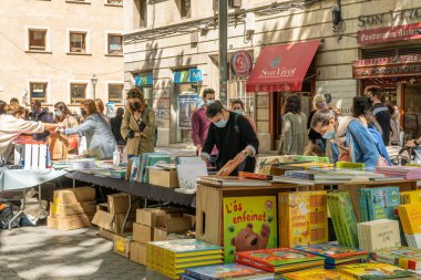 Palma de Mallorca; 23 Nisan 2021: Coronavirus salgını zamanında Palma de Mallorca 'nın tarihi merkezinde Sant Jordi Festivali veya Kitap Günü. Yüz maskesi ve sosyal mesafe. Yeni normal