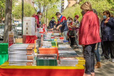 Palma de Mallorca; 23 Nisan 2021: Coronavirus salgını zamanında Palma de Mallorca 'nın tarihi merkezinde Sant Jordi Festivali veya Kitap Günü. Yüz maskesi ve sosyal mesafe. Yeni normal
