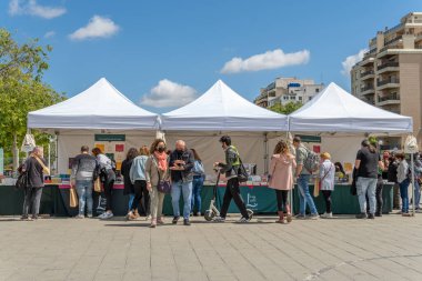Palma de Mallorca; 23 Nisan 2021: Coronavirus salgını zamanında Palma de Mallorca 'nın tarihi merkezinde Sant Jordi Festivali veya Kitap Günü. Yüz maskesi ve sosyal mesafe. Yeni normal