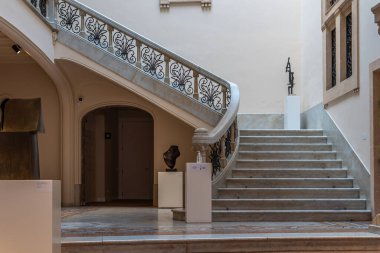 Palma de Mallorca, İspanya; 23 Nisan 2021: Joan March Çağdaş Sanat Müzesi. Koronavirüs salgınından dolayı yüz maskesi takan yayalar. Yeni normallik kavramı