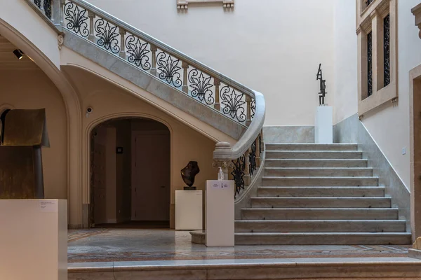 Palma de Mallorca, İspanya; 23 Nisan 2021: Joan March Çağdaş Sanat Müzesi. Koronavirüs salgınından dolayı yüz maskesi takan yayalar. Yeni normallik kavramı