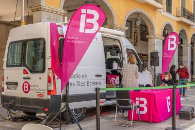 Palma de Mallorca, İspanya; 23 Nisan 2021: Balear Adaları televizyonu mobil birimi, IB3. Coronavirüs salgınından dolayı yüz maskesi takan işçiler. Yeni normal kavram