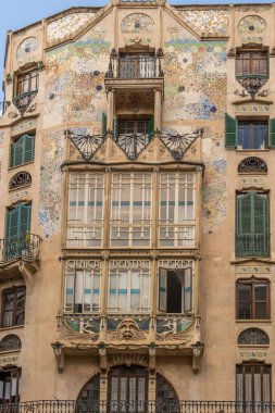 Palma de Mallorca, İspanya; 23 Nisan 2021: Ca 'n Forteza-Rey' in ana cephesi. İspanya 'nın tarihi merkezi Palma de Mallorca' daki modernist bina.
