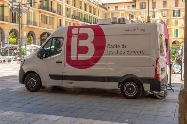 Palma de Mallorca, İspanya; 23 Nisan 2021: Balear Adaları radyo ve televizyonunun mobil birimi, IB3. Coronavirüs salgınından dolayı yüz maskesi takan işçiler. Yeni normal kavram
