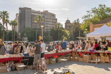Palma de Mallorca; 23 Nisan 2021: Coronavirus salgını zamanında Palma de Mallorca 'nın tarihi merkezinde Sant Jordi Festivali veya Kitap Günü. Yüz maskesi ve sosyal mesafe. Yeni normal