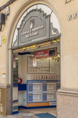 Palma de Mallorca, İspanya; 23 Nisan 2021: Mallorca Plaza de Espana 'da bir Loterias y Apuestas del Estado işletmesinin ana cephesi