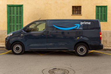 Campos, İspanya; 10 Mayıs 2021: Amazon Prime dağıtım aracı, şirket logosu ile birlikte Mallorca adasındaki Campos kasabasında bir sokağa park edildi.