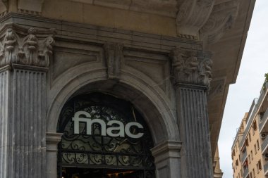 Palma de Mallorca, İspanya; 19 Mayıs 2021: Palma de Mallorca 'nın tarihi merkezinde çok uluslu FNAC şirketinin logosu