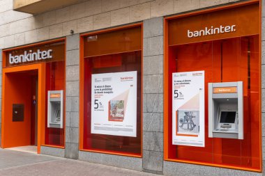 Palma de Mallorca, İspanya; 19 Mayıs 2021: Gündüz vakti Bankinter Bank 'ın ATM' sine yakın çekim