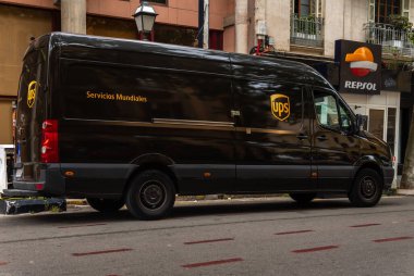 Palma de Mallorca, İspanya; 19 Mayıs 2021: Uluslararası taşımacılık şirketi UPS 'nin minibüsü Repsol şirketinin bir benzin istasyonunda benzin dolduruyor