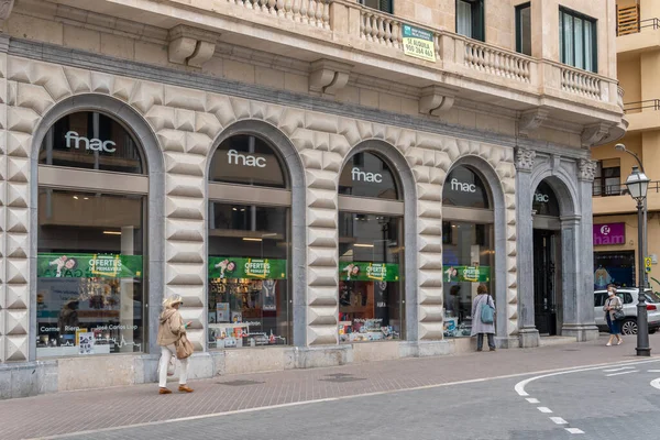Palma de Mallorca, İspanya; 19 Mayıs 2021: Palma de Mallorca 'nın tarihi merkezinde bulunan çok uluslu FNAC şirketinin ana cephesi