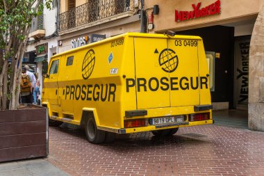 Palma de Mallorca, İspanya; 19 Mayıs 2021: Prosegur şirketinin zırhlı nakliye aracı Palma de Mallorca 'nın merkezinde yaya ve ticari bir sokağa park etti.