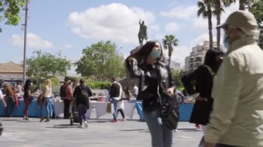 Palma de Mallorca; 23 Nisan 2021: Coronavirus salgını zamanında Palma de Mallorca 'nın tarihi merkezinde Sant Jordi Festivali veya Kitap Günü. Yüz maskesi ve sosyal mesafe. Yeni normal