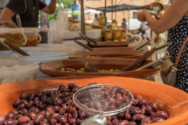 Kahverengi seramik bir kapta Mallorca adasının tipik siyah zeytinleri.